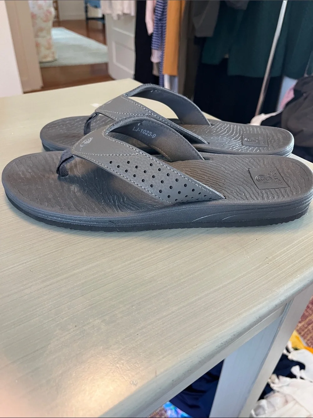High Tide Gray Sandals Sz 9